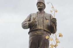 Пам'ятник розташований у селі Залізничне Болградського району