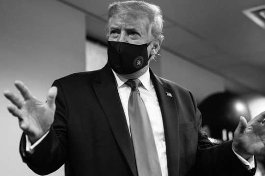 Трамп вперше оприлюднив світлину, де він у масці