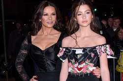 Актриса Кэтрин Зета-Джонс с дочерью Кэрис