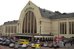 У Києві на залізничному вокзалі шукають вибухівку