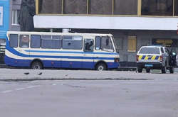 Терорист наразі намагається пострілами збити дрона, що літає над автобусом