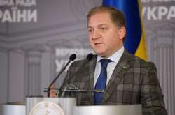 17 липня нардеп Олег Волошин заявив, що український суверенітет «відданий повністю зовнішньому управлінню», а «країна, в якій немає суверенітету, не може відновити суверенітет над українським Кримом»