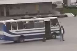 Зловмисник біля захопленого автобуса