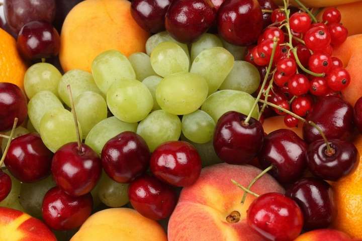 Диетологи объяснили, почему ягоды и фрукты не рекомендуется употреблять сразу после обеда