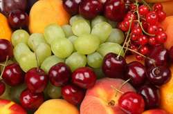 Диетологи объяснили, почему ягоды и фрукты не рекомендуется употреблять сразу после обеда