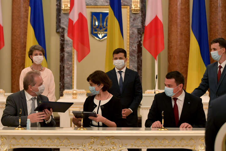 Україна і Швейцарія підписали меморандум про повернення активів