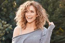  50-летняя певица и актриса Дженнифер Лопес примерила несколько соблазнительных нарядов 
  