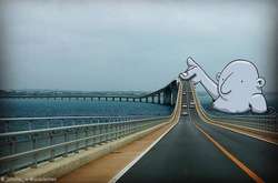 Забавные вымышленные персонажи придают обычным фото новую курьезную окраску