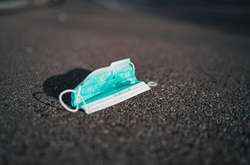 Во Львове мужчины подрались из-за ненадетой маски (видео)