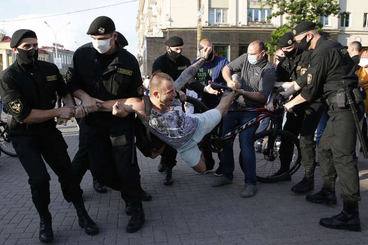Білоруський опозиціонер пропонує однодумцям збиратися у Києві