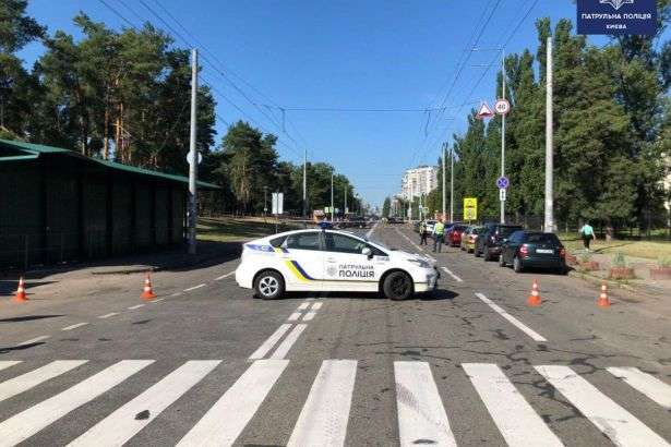 У Києві через підозрілий пакет поліція перекрила вулицю 
