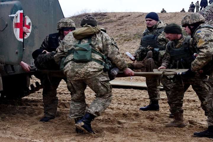 За прошедшие сутки на Донбассе четверо военных ВСУ получили ранения