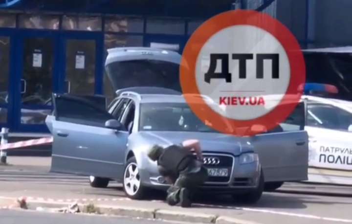 Поліція перевіряє повідомлення про замінований автомобіль біля торгового центру у Києві 