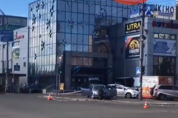 Поліція не знайшла вибухівку біля столичного торгового центру 