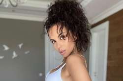 «Фигура богини». Настя Каменских засветила пышную грудь в мокром купальнике