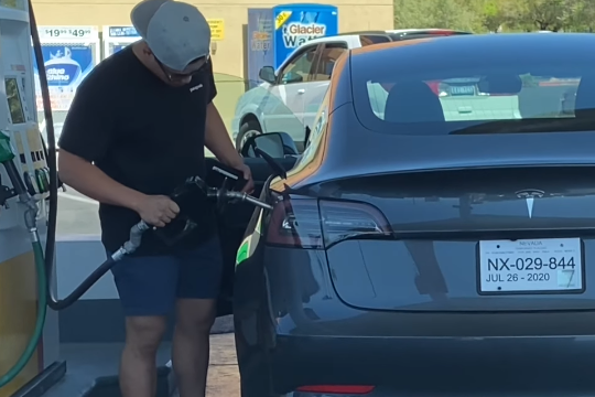 Кумедне відео: водій намагався заправити Теслу бензином