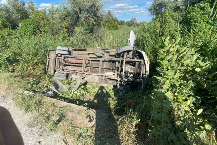 На Дніпропетровщині водій маршрутки злетів у кювет і втік з місця ДТП