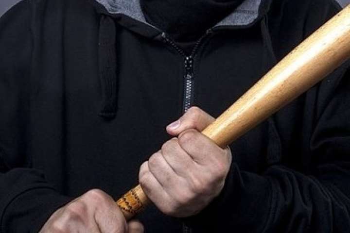 В Харькове мужчина ограбил почту на 30 тыс. грн, угрожая палкой