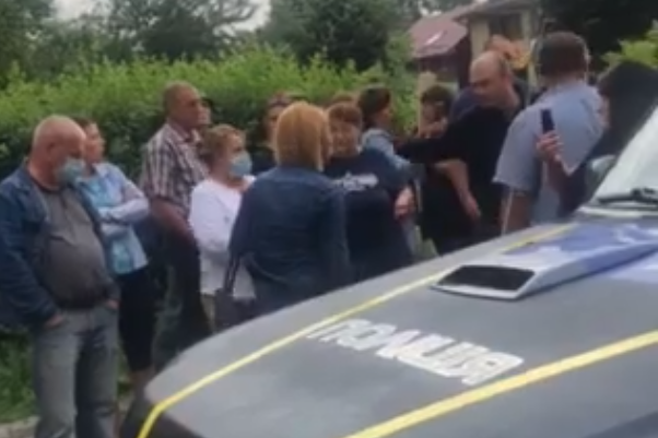 На Прикарпатье местные жители не дали забрать односельчанина в армию: видео конфликта
