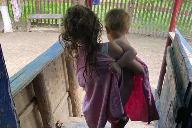 В лесу на Буковине нашли семью, где дети живут в ужасных условиях