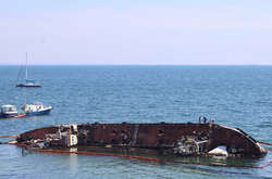 Уряд визнає затоплення танкера Delfi в Одесі техногенною катастрофою