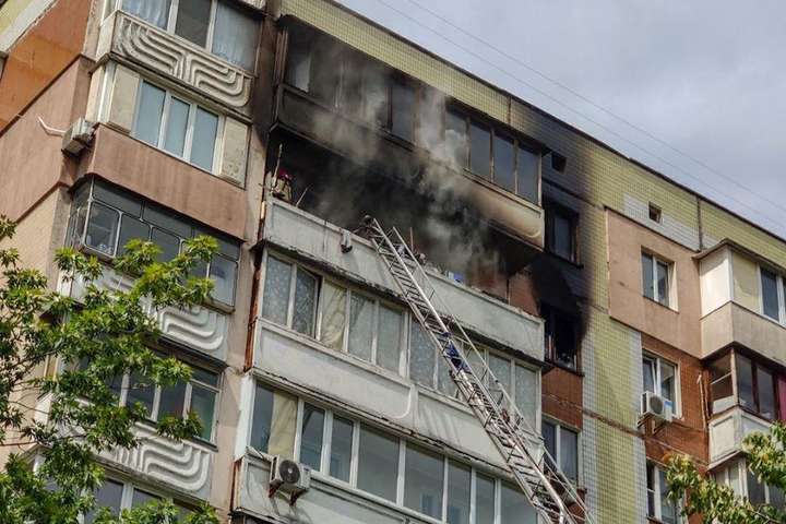 Пенсіонерка згоріла заживо на балконі: перша версія та деталі пожежі в Києві