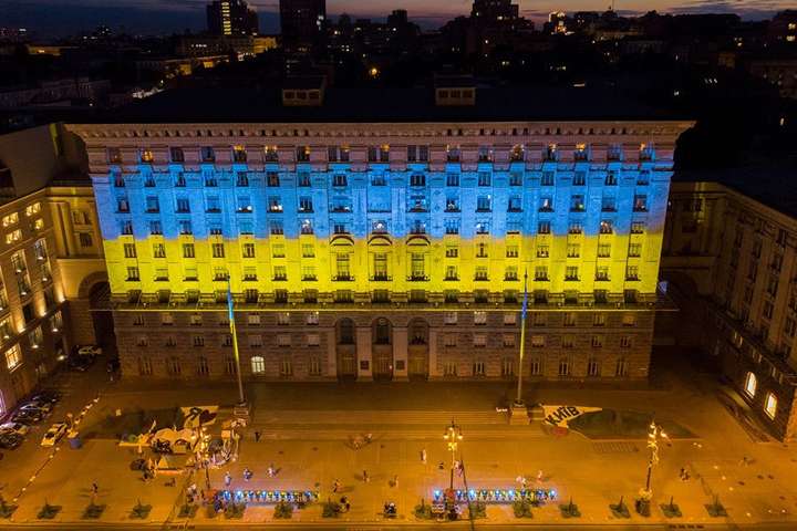 Будівлю КМДА підсвітили кольорами прапора України (фото)
