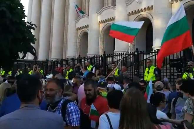 Протестувальники у Болгарії закидали яйцями будівлю уряду