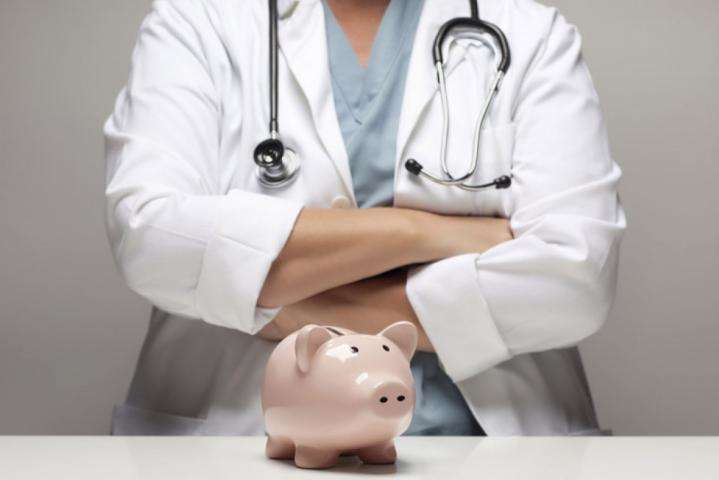 У Мінфіні визнали: грошей на підняття зарплат медикам нема