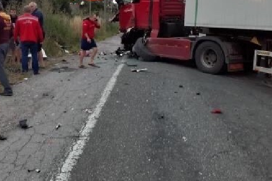Під Києвом зіткнулися легковик, вантажівка та маршрутка, є загиблі (відео)