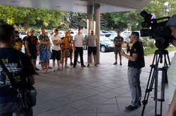 У Запоріжжі на свободу відпустили чоловіка, який побив бійця ООС. Обурені люди вийшли на мітинг