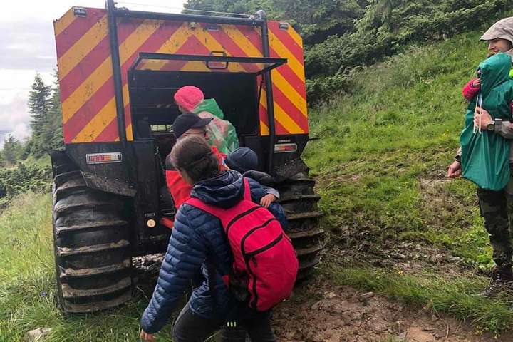Малі діти на Говерлі. Рятувальники проводять евакуацію після сильної зливи