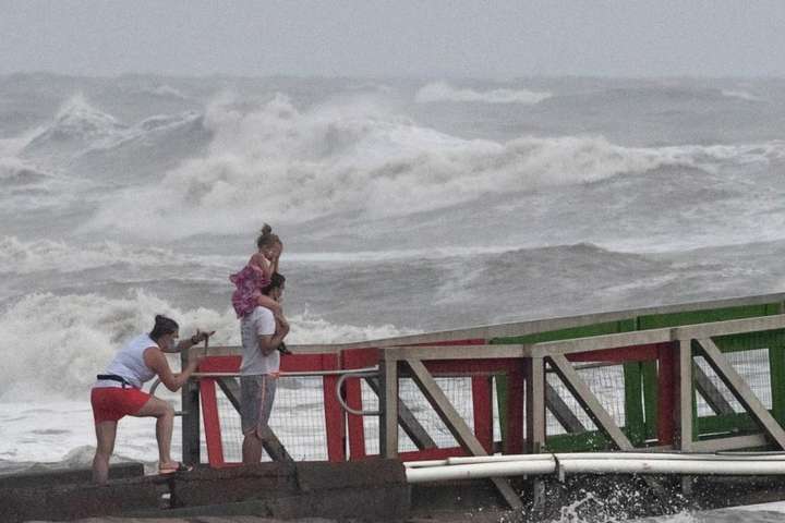 Ураган Ханна дістався узбережжя Техасу