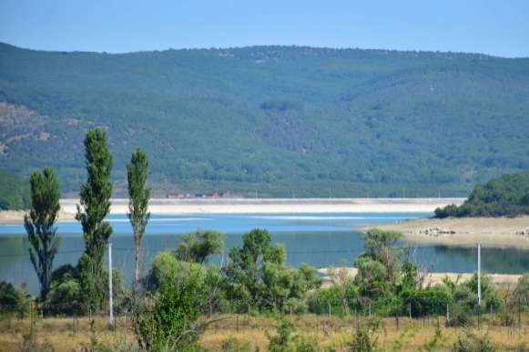 У Севастополі висихає Чорноріченське водосховище. Окупанти шукають воду