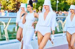 Настя Каменских продемонстрировала роскошную фигуру в облегающем платье