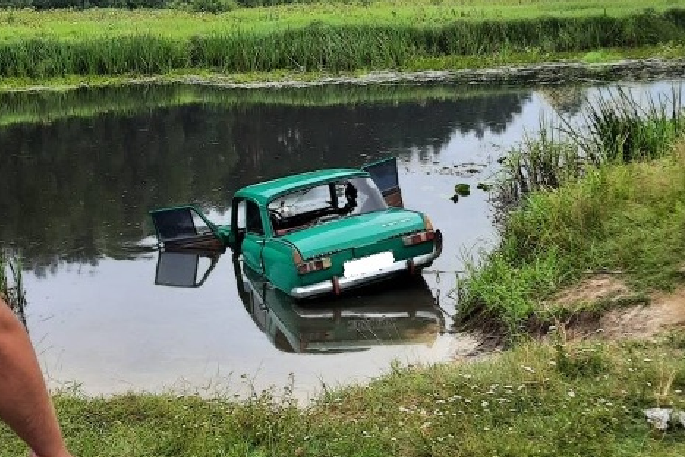 На Житомирщині легковик злетів у річку, є загиблий