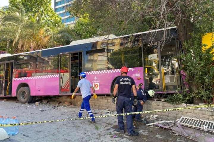 У Стамбулі через серцевий напад у водія автобус виїхав на тротуар, є поранені
