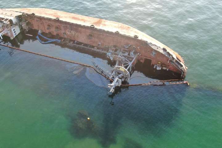 Екологічна катастрофа в Одесі. У влади новий план: танкер розпиляють на частини?