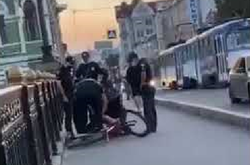 У Харкові чоловік з ножем кидався на людей і вимагав сфотографуватися (відео)