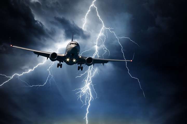 В самолет, летевший над Японией, попала молния