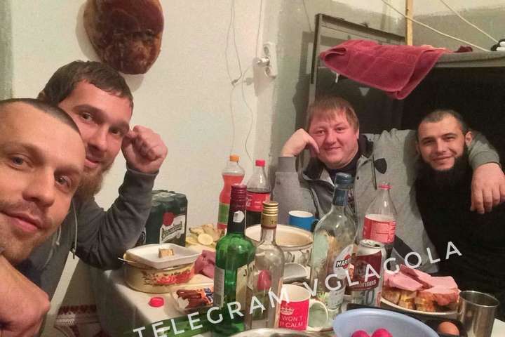 В Ужгородському СІЗО затримані п'ють віскі і пиво: з'явилися фото шикарного застілля