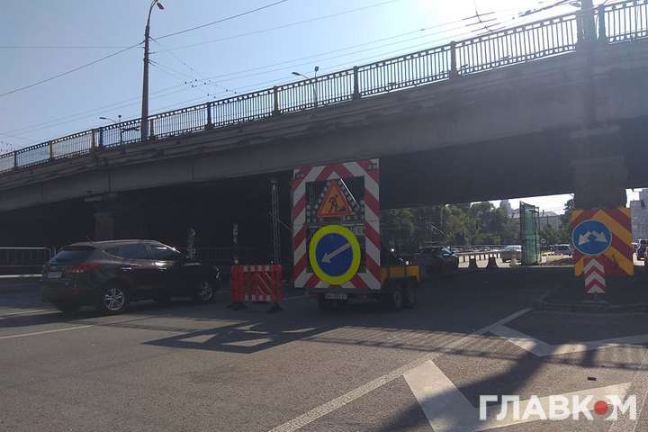 У Києві під Повітрофлотським шляхопроводом закрили проїзд у бік центру 