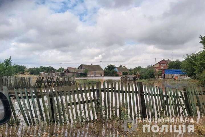 На Херсонщині потужні зливи затопили село