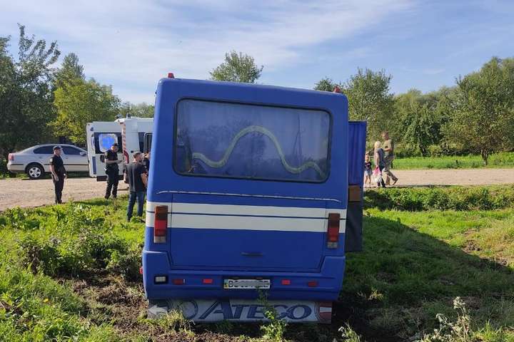 На Львівщині пасажирський автобус злетів у кювет