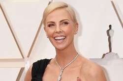  44-летняя актриса Шарлиз Терон показала эффектный кадр из завораживающей фотосъемки 
  