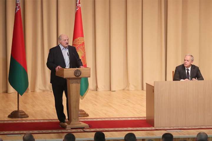 Лукашенко заявив, що «на ногах» переніс коронавірус 
