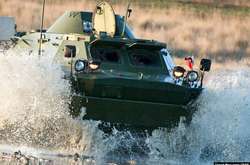 Роком раніше три російські БРДМ-2 перетинали Керченську протоку в рамках тієї ж акції, при цьому одна з бронемашин заглохла