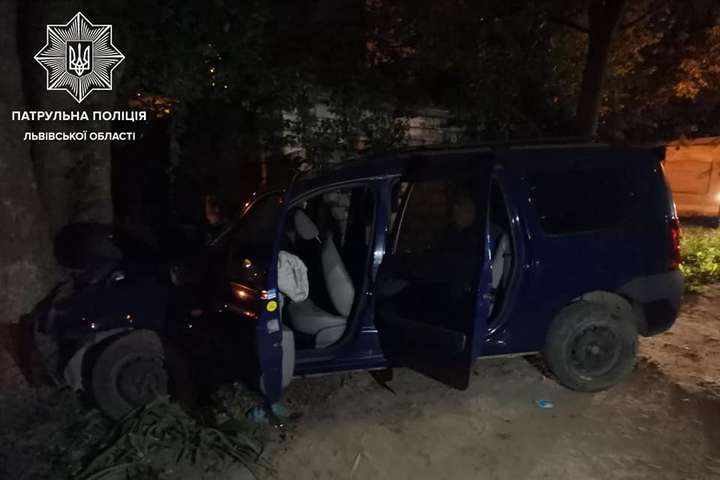 У Львові п’яний водій тікав від патрульних та в’їхав у дерево