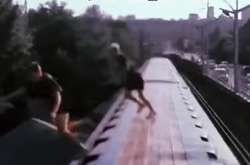 В Києві екстремали стрибали з вагона метро: відео