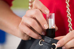 Вдарилась головою і забула заплатити. Суд оштрафував жінку, яка винесла помаду з магазину